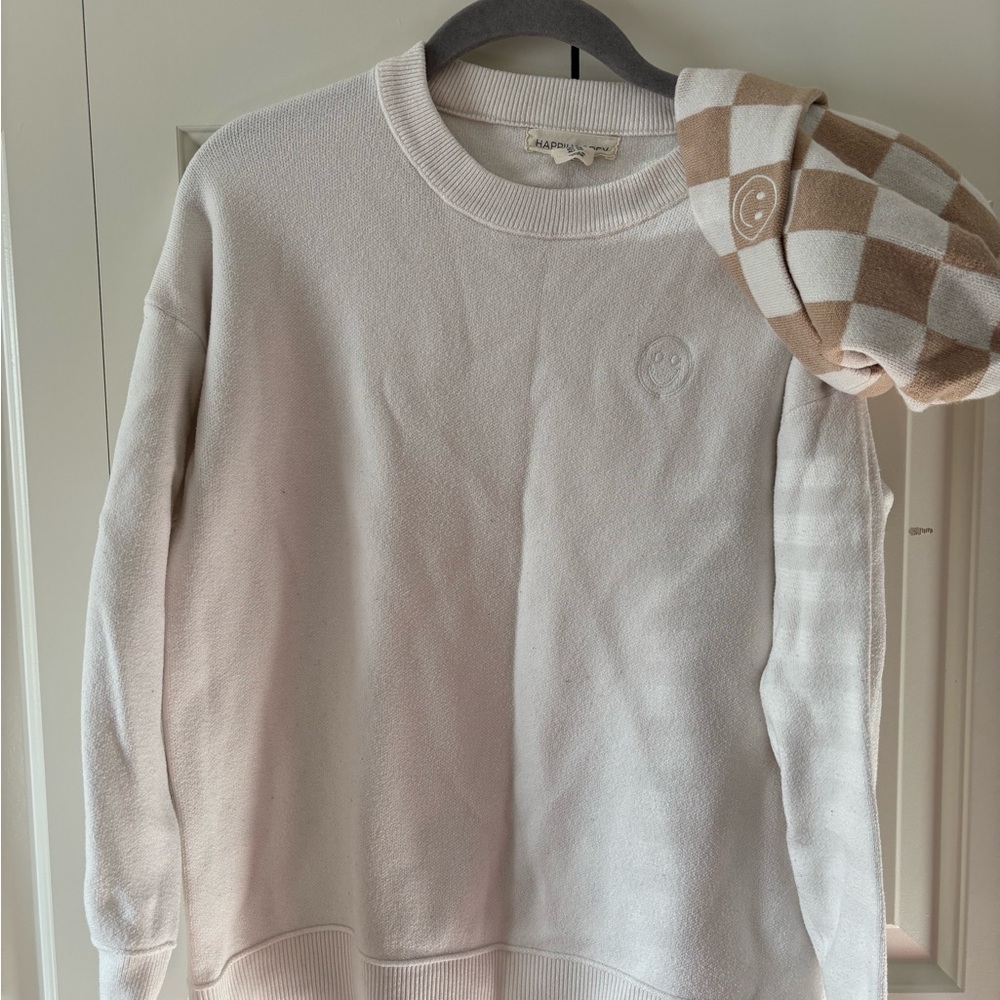 Checkered Beanie and White Sweater Set - Picture 5 of 10